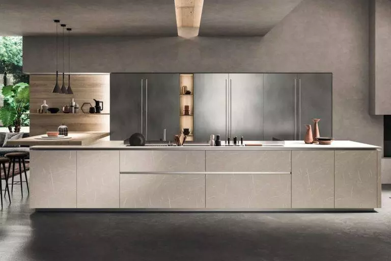 Cucina moderna con isola e finiture materiche