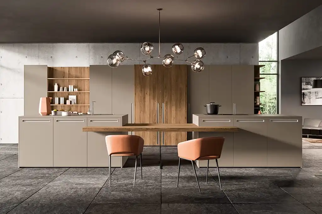 Cucina con isola, tavolo in legno e colonne a tutta altezza